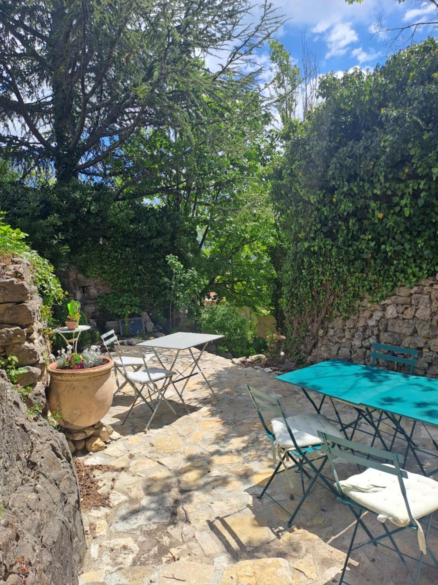 Bed and Breakfast Les Roses Tremieres Bargème Exterior foto