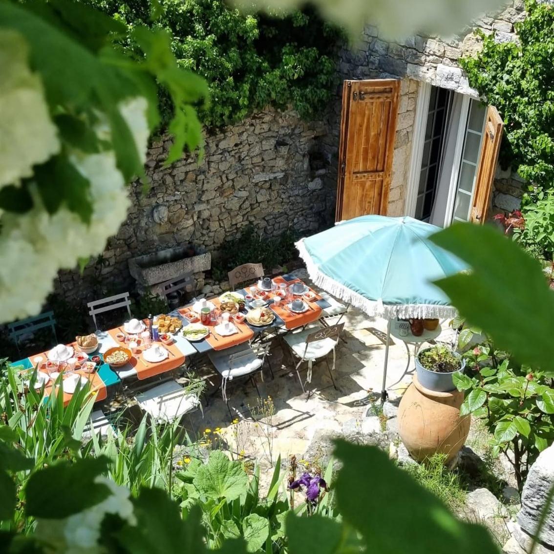 Bed and Breakfast Les Roses Tremieres Bargème Exterior foto